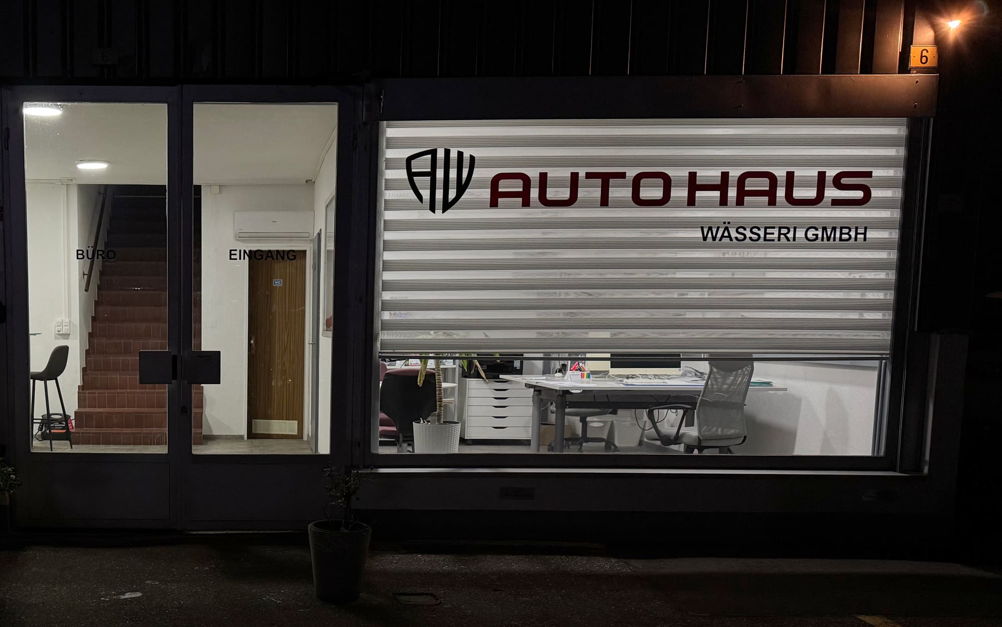 Eingang zum Büro des Autohauses Wässeri an der Hinteren Wässeristrasse 6, am Abend beleuchtet